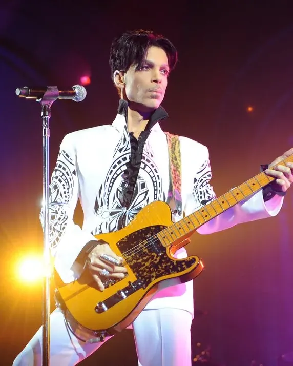 Prince performing in Paris, 2009